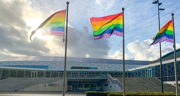  Thialf hijst de regenboogvlaggen